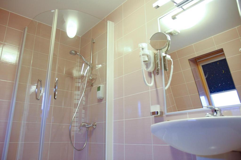 Hotel Anna Junior Târgu Jiu Стая снимка