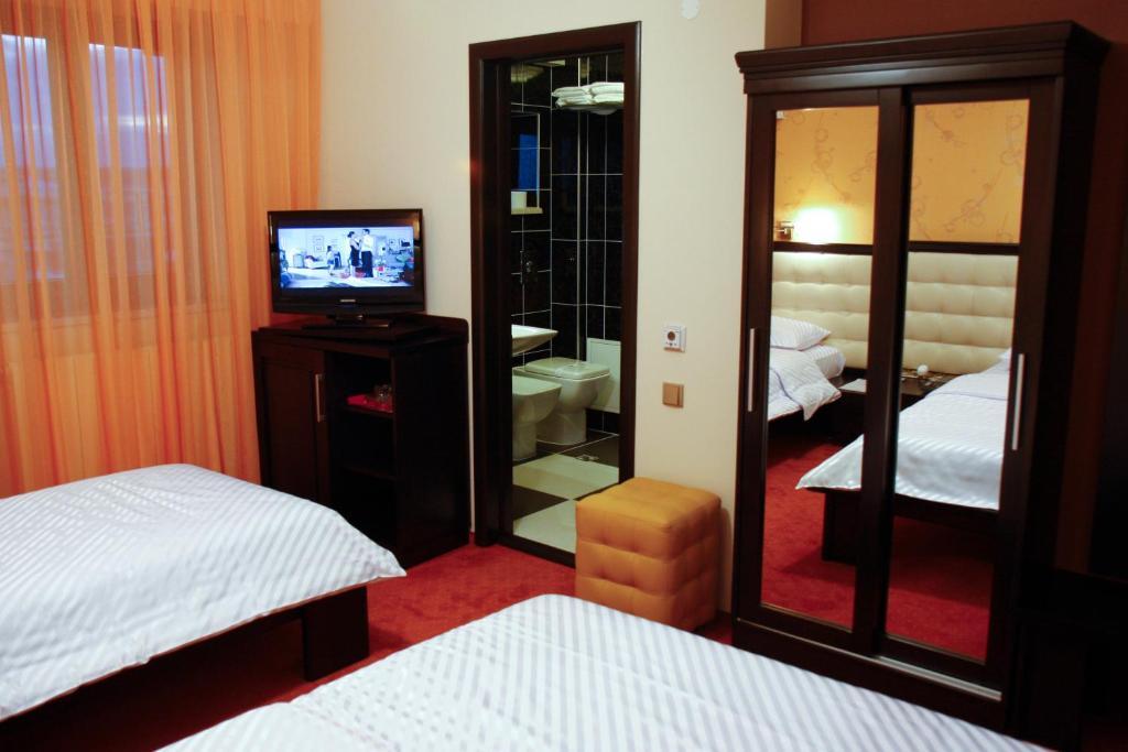 Hotel Anna Junior Târgu Jiu Стая снимка