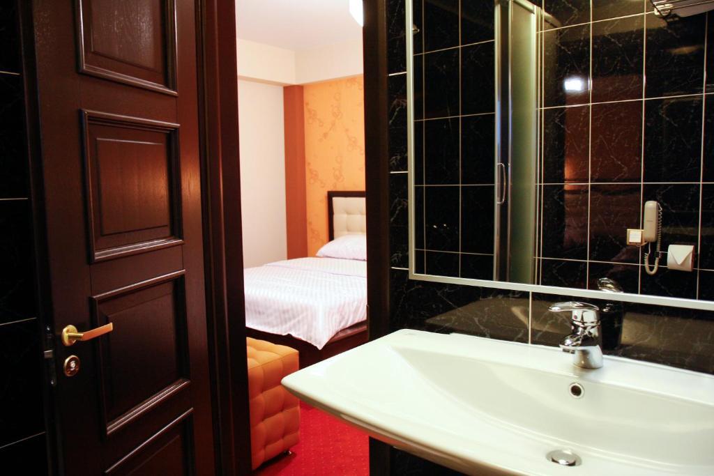 Hotel Anna Junior Târgu Jiu Стая снимка